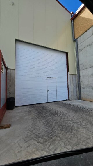 Puerta de garaje seccional marrón
