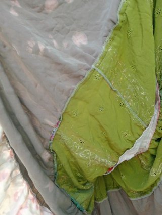 Abito in seta a balze disegno patchwork