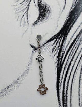 Pendientes largos plateados con diseño floral