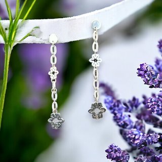 Pendientes largos plateados con diseño floral