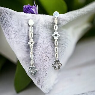 Pendientes largos plateados con diseño floral