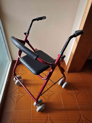 Andador con asiento y ruedas
