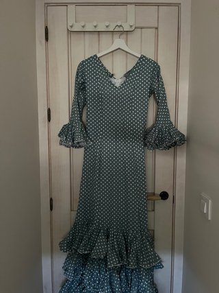 Traje de gitana azul grisaceo con lunares blancos