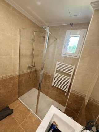 Montaje de mampara y cuarto de baño