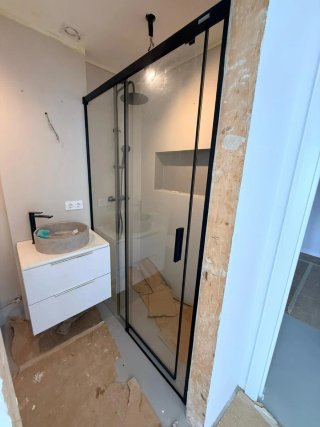 Montaje de mampara y cuarto de baño