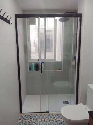 Montaje de mampara y cuarto de baño