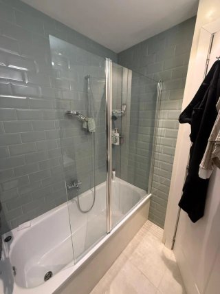 Montaje de mampara y cuarto de baño
