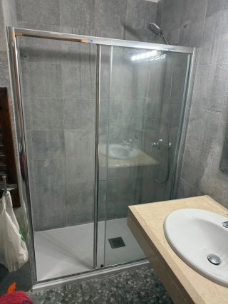 Montaje de mampara y cuarto de baño