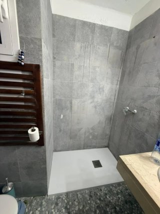 Montaje de mampara y cuarto de baño