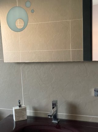 Mueble de baño con lavabo y espejo