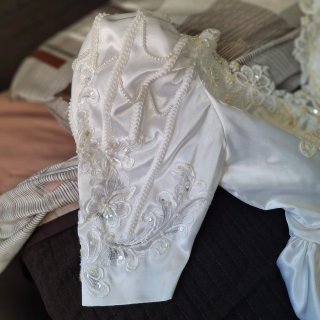 Vestido de Novia con Pedrería . Tiene como un.