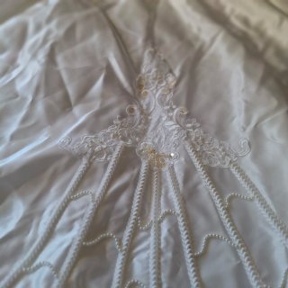 Vestido de Novia con Pedrería . Tiene como un.