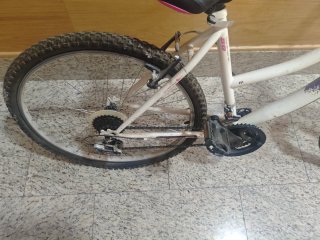 Bicicleta infantil morada y blanca