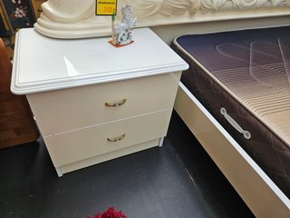 Conjunto de cama com duas mesas de cabeceira mais