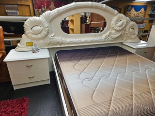 Conjunto de cama com duas mesas de cabeceira mais