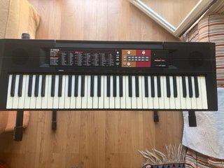 Teclado Yamaha PSR-F51 con atril y soporte.