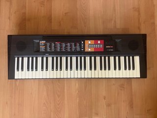 Teclado Yamaha PSR-F51 con atril y soporte.