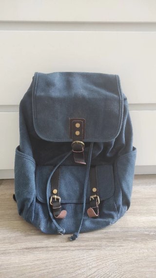 Mochila azul de lona con detalles en piel