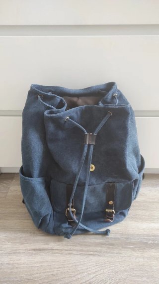 Mochila azul de lona con detalles en piel