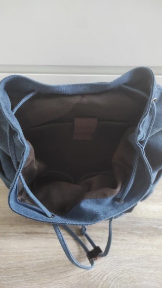 Mochila azul de lona con detalles en piel