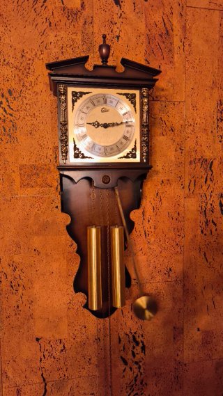 Reloj de pared antiguo con péndulo