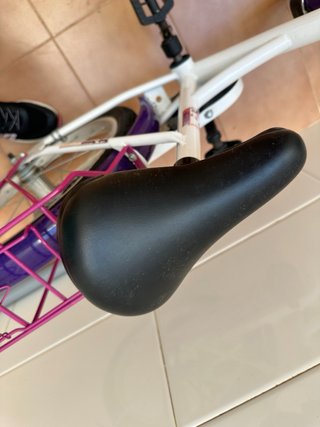 Bicicleta infantil blanca, fucsia y morada