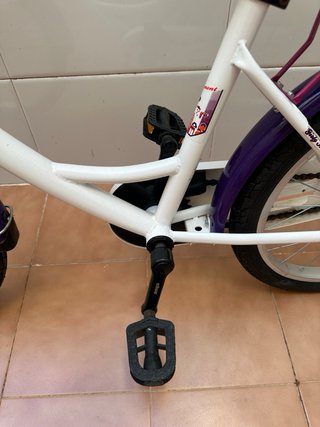 Bicicleta infantil blanca, fucsia y morada