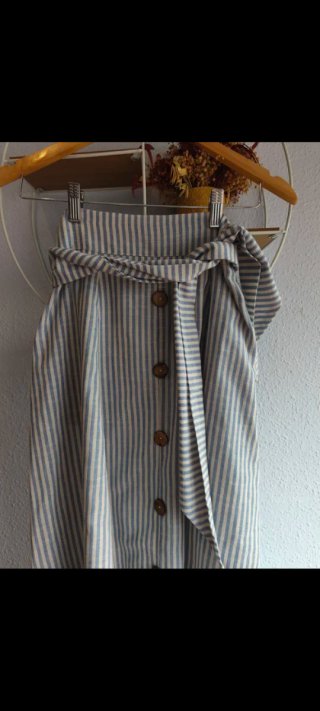 Falda midi rayas con botones  y bolsillos