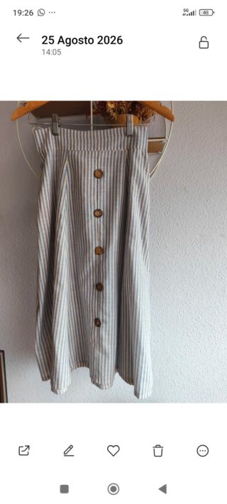 Falda midi rayas con botones  y bolsillos