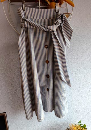 Falda midi rayas con botones  y bolsillos