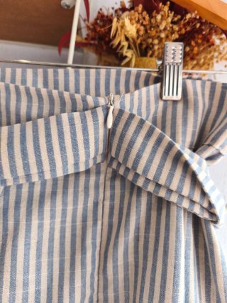 Falda midi rayas con botones  y bolsillos