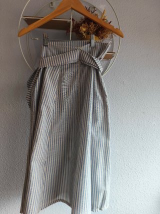Falda midi rayas con botones  y bolsillos