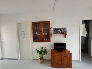 Mueble de madera y cristal