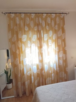 Cortinas amarillas con diseño de hojas