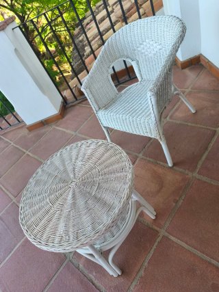 Conjunto mesa y silla de mimbre blanco