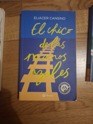 El chico de las manos azules