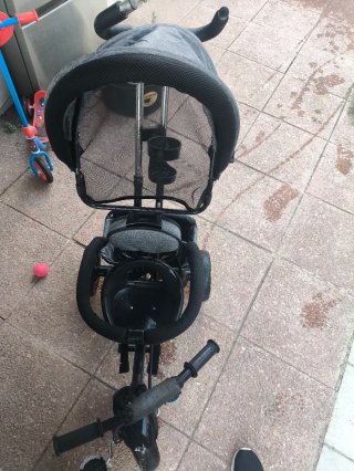 Triciclo con manillar de empuje