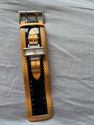 Reloj Guess Negro y Amarillo