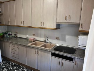 Frente de cocina beige y gris