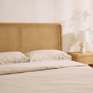 Cabecero de cama de ratán y madera