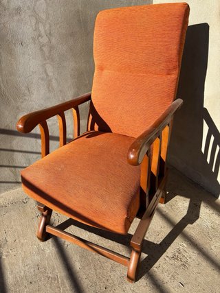 Mecedora tapizada en tela y madera