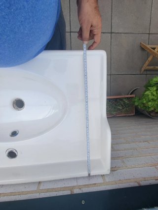 Mueble con cajonera, lavabo con grifo, armario alt