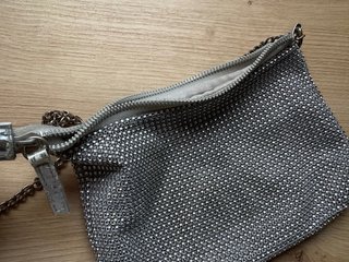 Bolso de fiesta plateado con cadena