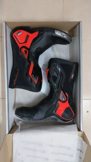 Botas circuito Dainese Torque D1. Negro y Rojo