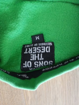 Sudadera verde con escorpión y texto
