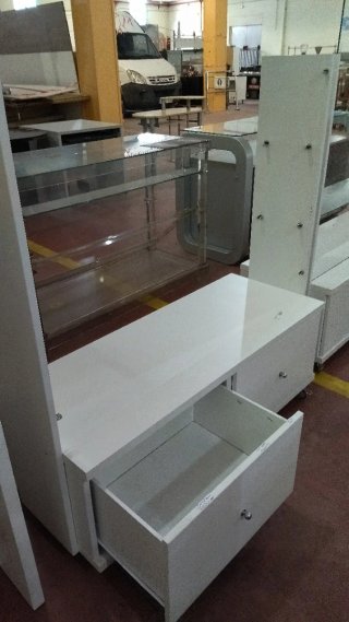 Expositor con cajonera de cristal y madera