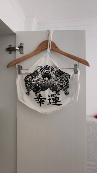 Camiseta blanca con estampado de tigres