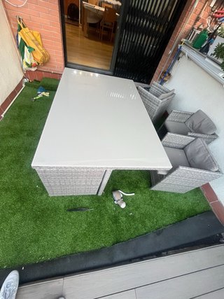 Tavolo da esterno in rattan e vetro