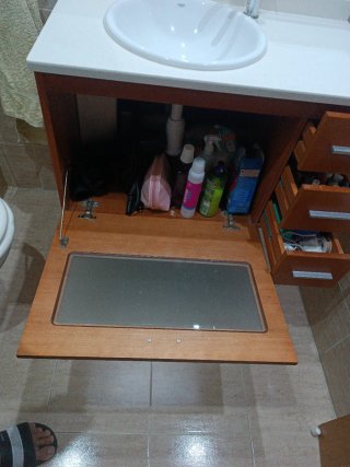 Mueble de baño con espejo.