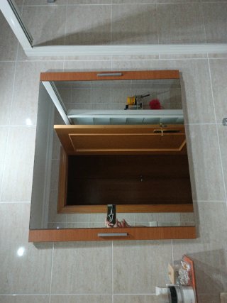 Mueble de baño con espejo.